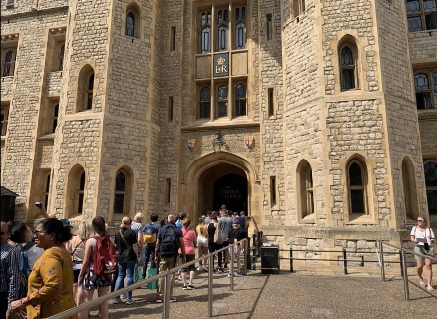 London: Tower of London Guided Tour with Boat Ride - Entering the Tower of London fast without losing the plot