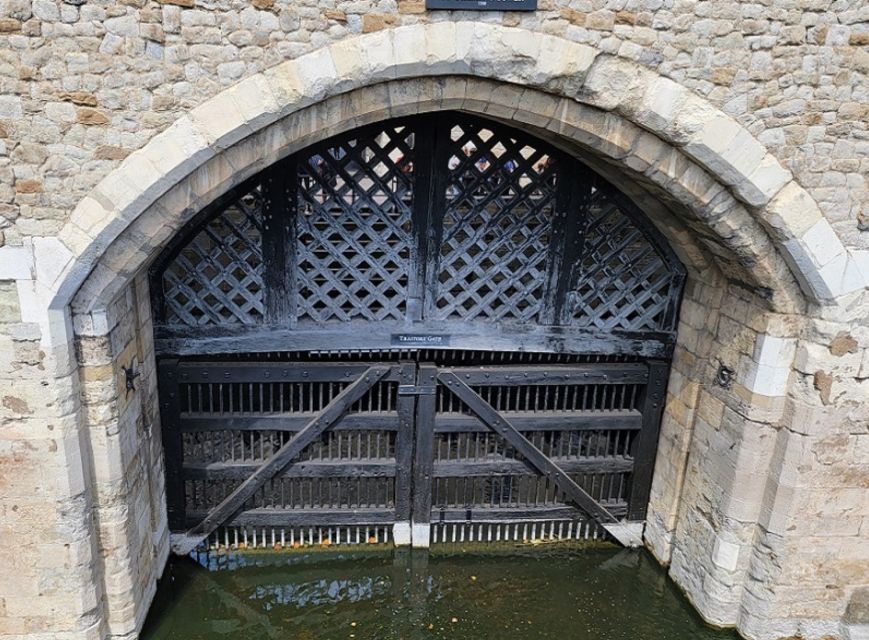 London: Tower of London Guided Tour with Boat Ride - The guided walk inside the castle: wards, White Tower, and quick stops that matter