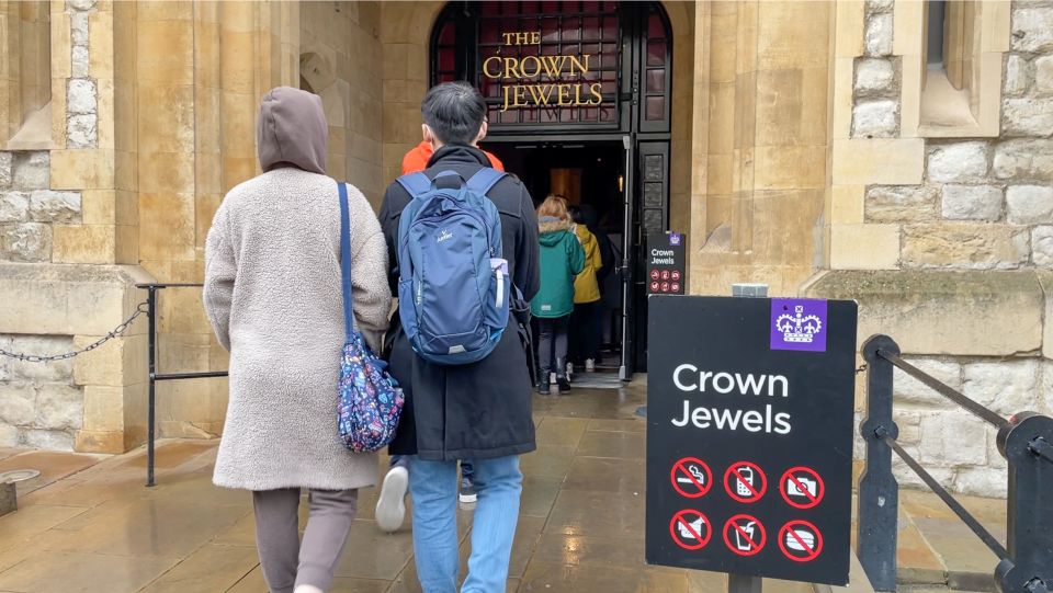 London: Tower of London Tour with Crown Jewels & Beefeaters - Entering Fast: Meet-Up, Skip-the-Line, and First Impressions
