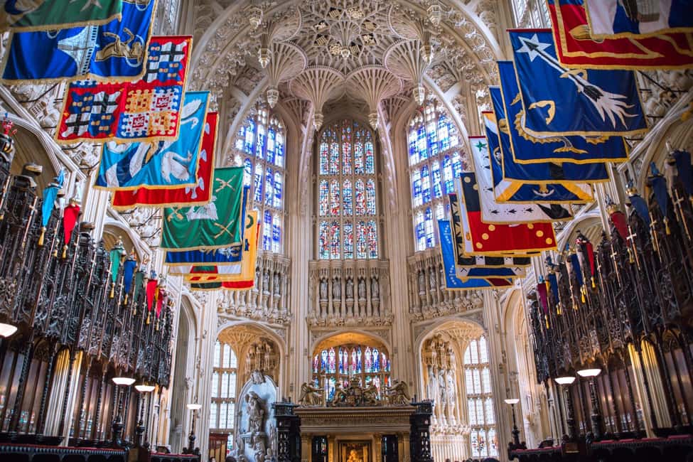 London: Westminster Abbey, Big Ben & Buckingham Guided Tour - Meeting point and first moments at Parliament Square