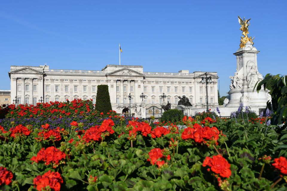 London: Westminster Walking Tour & Westminster Abbey Visit - Buckingham Palace and Trafalgar Square: photo stops that actually teach you