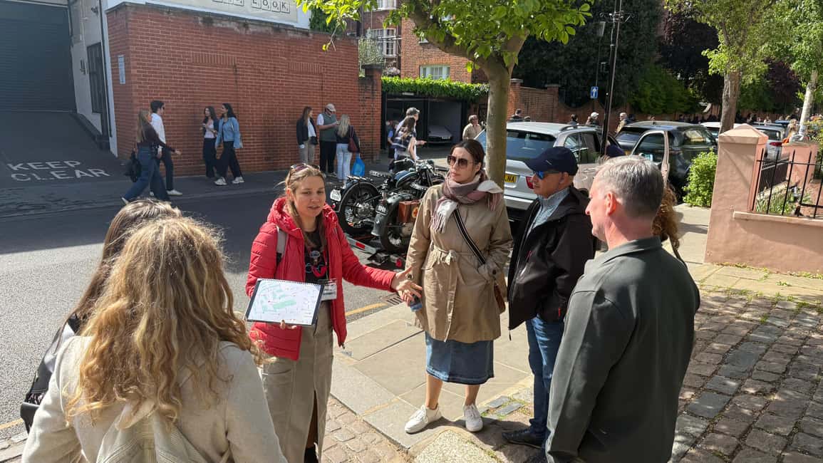 Notting Hill Walking Tour - The Hugh Grant movie trail: blue door and the travel bookshop