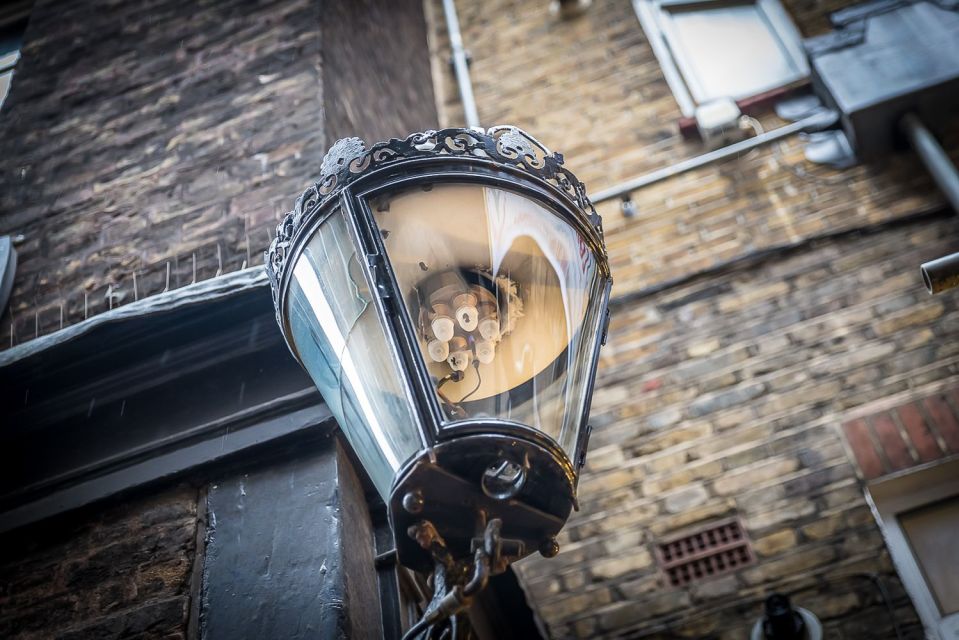 Secrets of London Walking Tour - The superstition stop: a ceremony for a king