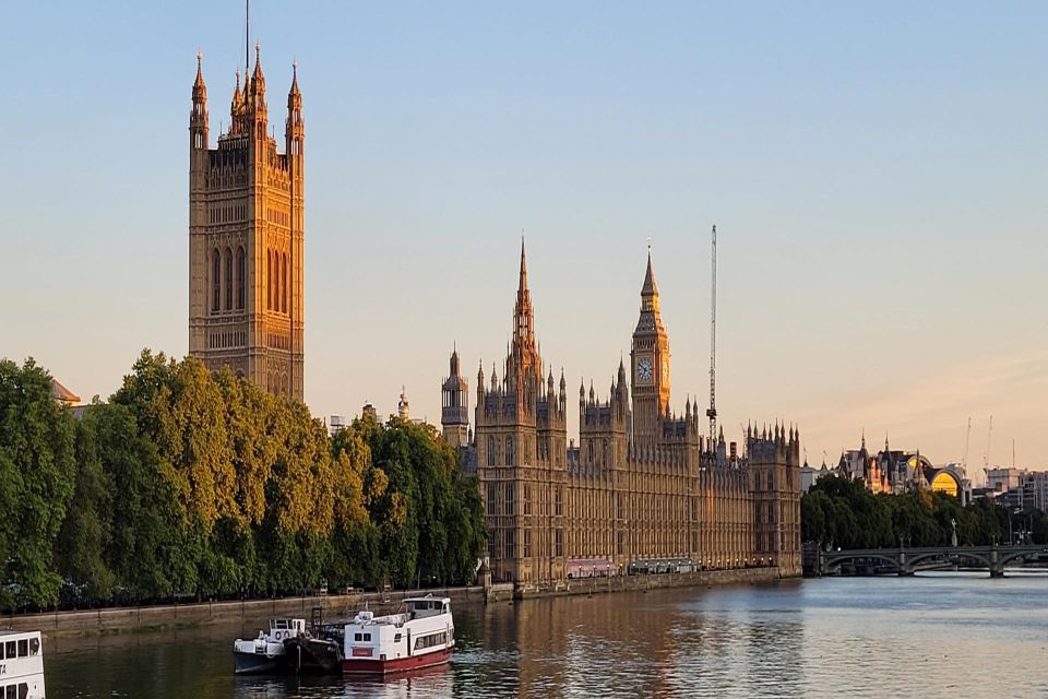 Skip-the-Line London Westminster Abbey Guided Tour in German - Parliament Square start: Churchill statue and the walking flow